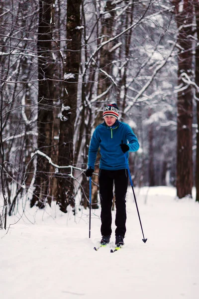 Foto Atleta Esquiador Floresta Tarde Inverno — Fotografia de Stock