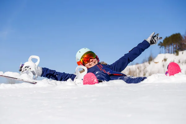 Imagem Mulher Atleta Capacete Deitado Neve Dia Inverno — Fotografia de Stock