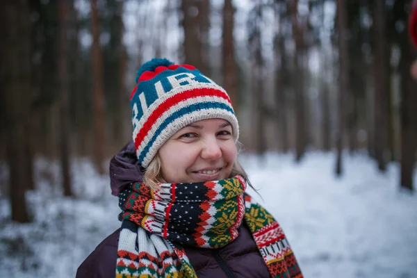 Retrato Menina Chapéu Malha Floresta Inverno Fundo Borrado — Fotografia de Stock