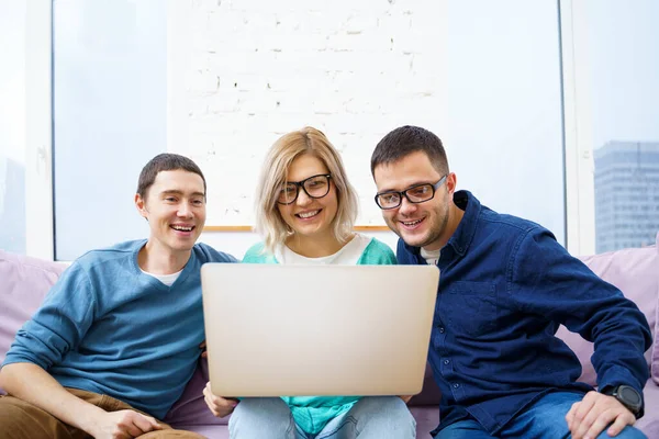 Los Amigos Sientan Sofá Charlando Usando Teléfono Inteligente Computadora Escritorio — Foto de Stock