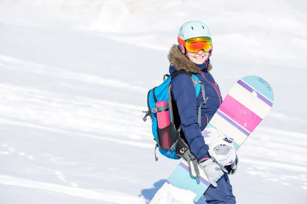 Image Une Athlète Portant Casque Avec Sac Dos Snowboard Dans — Photo