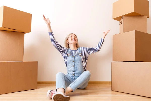 Foto Jovem Mulher Sentada Chão Entre Caixas Papelão Novo Apartamento — Fotografia de Stock