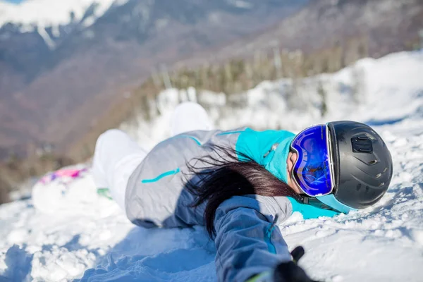 Foto Van Jonge Vrouw Helm Met Snowboard Liggend Berghelling Overdag — Stockfoto