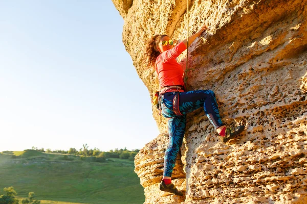 Image Curly Haired Climber Girl Climbing Rock Summer Day — Stock Photo, Image