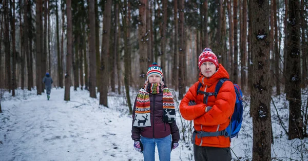 Bild Idrottsman Och Kvinna Stående Vinterskogen Dagen — Stockfoto