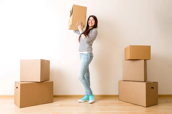 Imagem Uma Jovem Mulher Entre Caixas Papelão Novo Apartamento — Fotografia de Stock