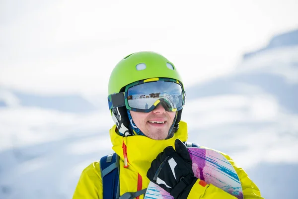 Foto Van Sportieve Man Met Snowboard Tegen Achtergrond Van Bergen — Stockfoto