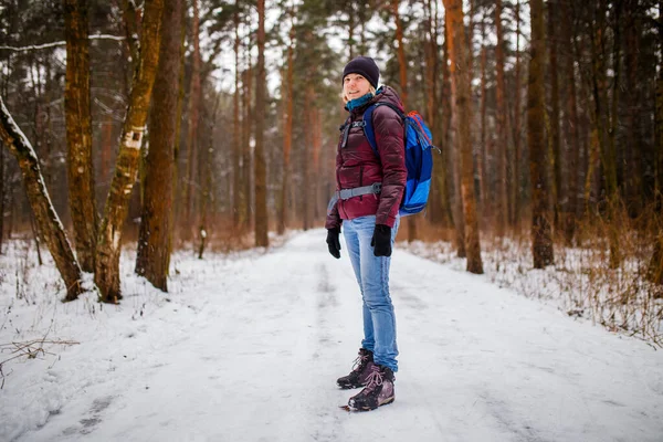 Vista Lateral Menina Chapéu Com Mochila Sobre Floresta Inverno Tarde — Fotografia de Stock