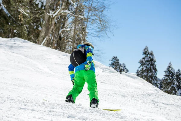 Foto Van Man Rijden Snowboard Van Besneeuwde Heuvel Winterdag — Stockfoto