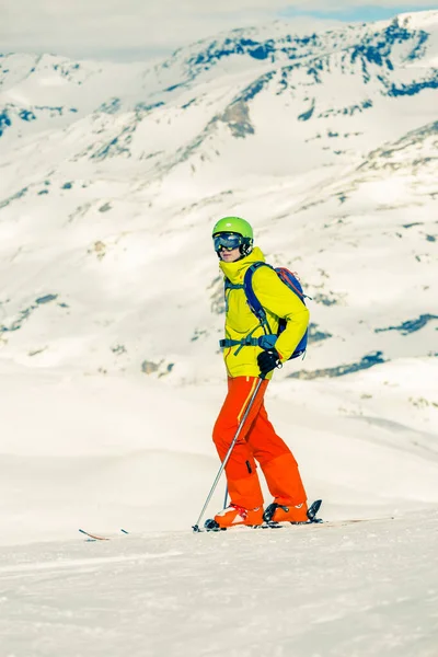 Фото Спортивного Человека Катающегося Лыжах Фоне Снежных Гор Течение Дня — стоковое фото