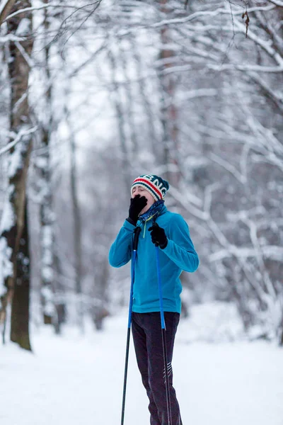 Foto Atleta Esqui Bocejo Floresta Inverno — Fotografia de Stock