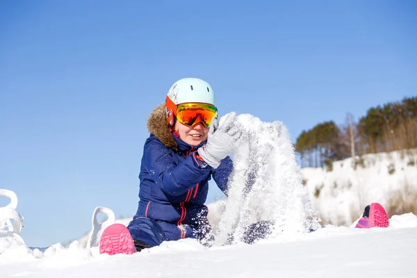 Imagem Uma Mulher Esportes Sentada Snowdrift Jogando Neve Inverno — Fotografia de Stock
