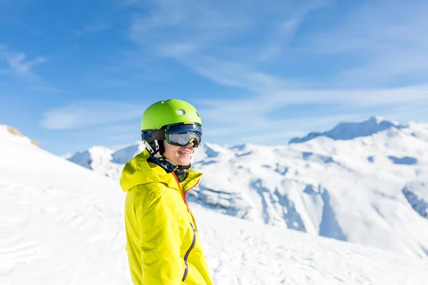 运动健儿在雪地斜坡上戴头盔的照片 — 图库照片