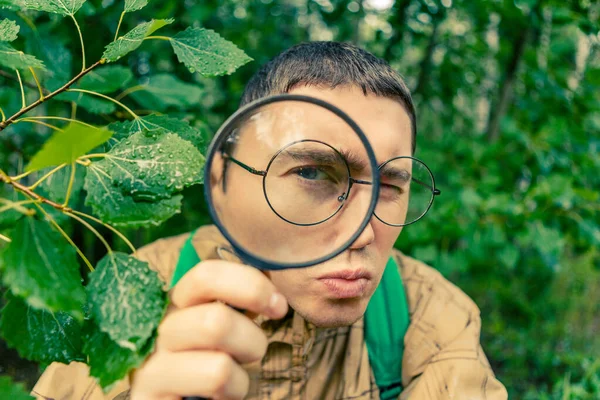 Porträtt Manlig Botanist Med Förstoringsglas Sommarskogen — Stockfoto
