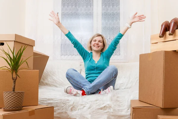 Foto Menina Sentada Sofá Entre Caixas Papelão Novo Apartamento — Fotografia de Stock