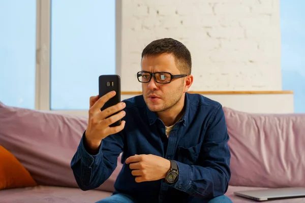 Homme Assoit Sur Canapé Utilise Son Smartphone Concept Médias Sociaux — Photo