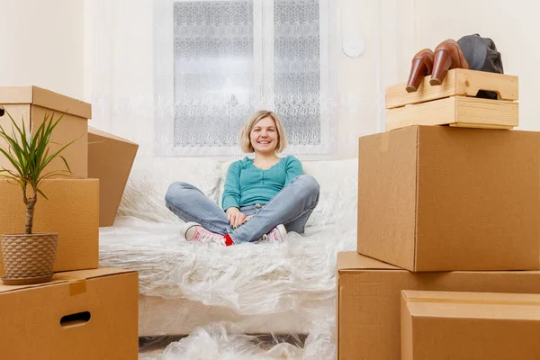 Foto Van Meisje Zittend Bank Tussen Kartonnen Dozen Nieuw Appartement — Stockfoto