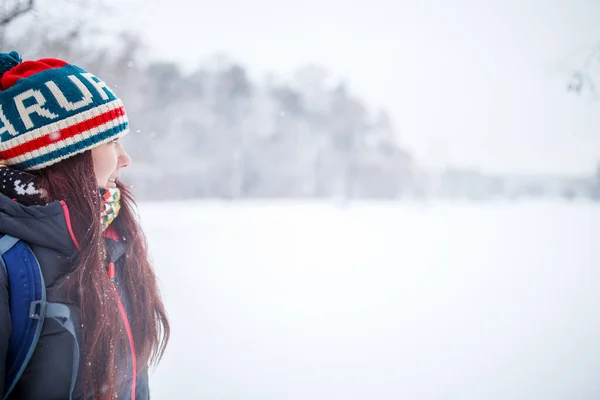 Retrato Vista Lateral Mulher Com Cabelos Longos Floresta Inverno Tarde — Fotografia de Stock