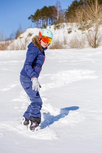 雪山上头戴雪板的女运动健将头戴安全帽的全景 — 图库照片