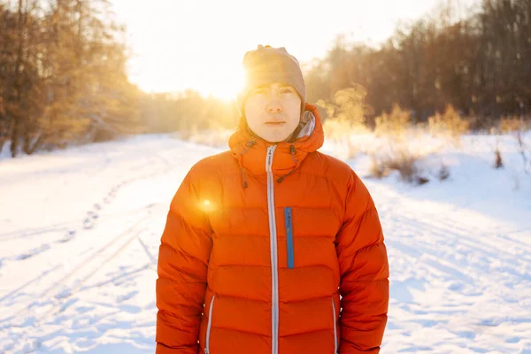Porträtt Lycklig Man Stående Utomhus Solig Vinterdag — Stockfoto