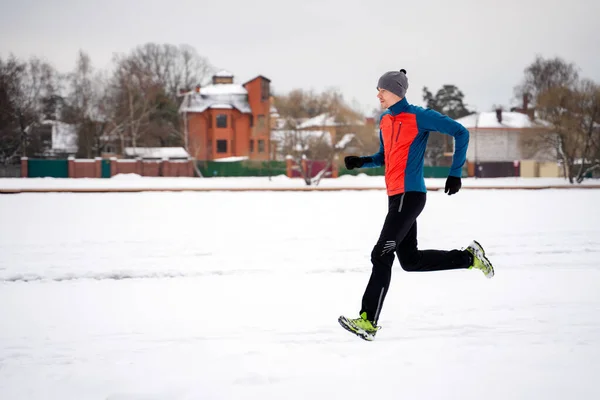 スポーツウェアの男の側からの画像 冬に実行中の灰色のキャップ — ストック写真