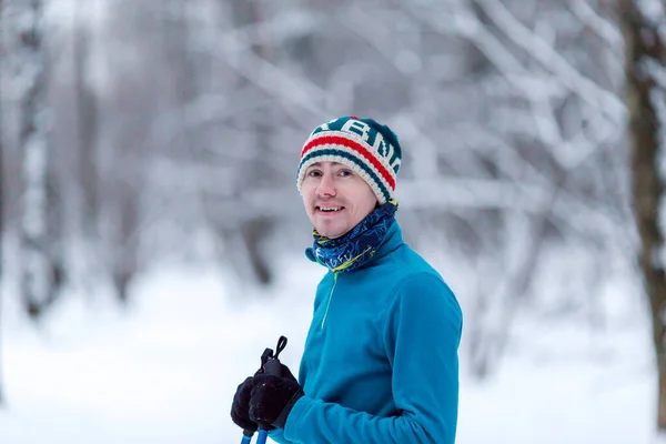 Porträtt Manlig Skidåkare Skogen Vintern Eftermiddag — Stockfoto