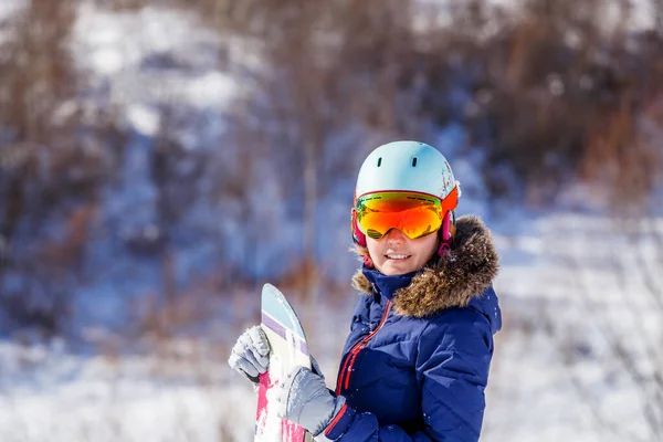 Retrato Atleta Mujer Con Casco Con Tabla Snowboard Sobre Fondo —  Fotos de Stock