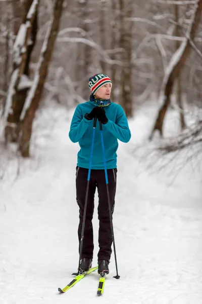 Foto Esquiador Masculino Casaco Azul Floresta Inverno Durante Dia — Fotografia de Stock