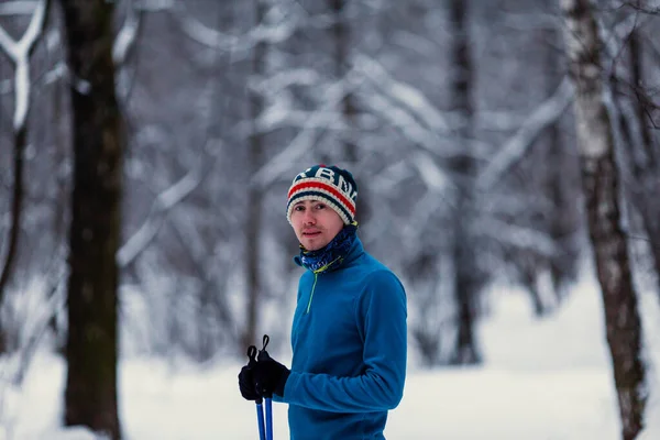 Porträtt Manlig Skidåkare Skogen Vintern Eftermiddag — Stockfoto