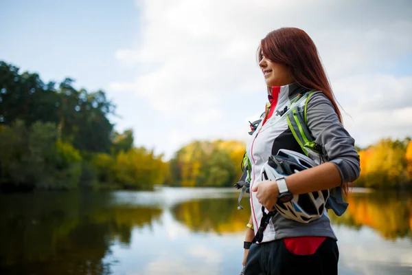 Imagen Una Mujer Sonriente Con Mochila Casco Bicicleta Pie Lado —  Fotos de Stock