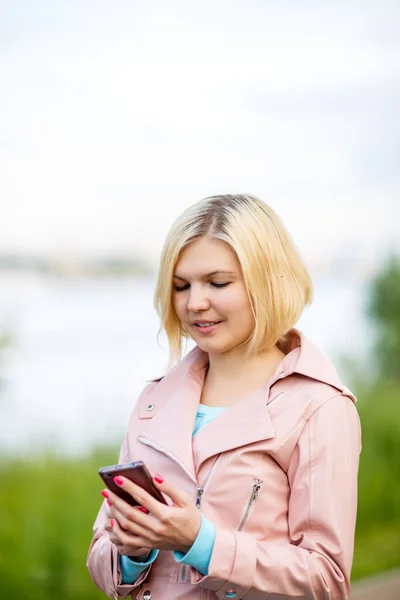 Portret Van Een Vrouw Die Middags Sms Jes Schrijft Het — Stockfoto