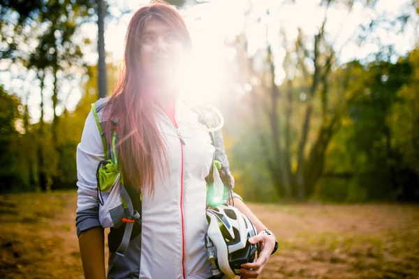 Beeld Van Een Jonge Atleet Met Fietshelm Het Herfstbos Middag — Stockfoto