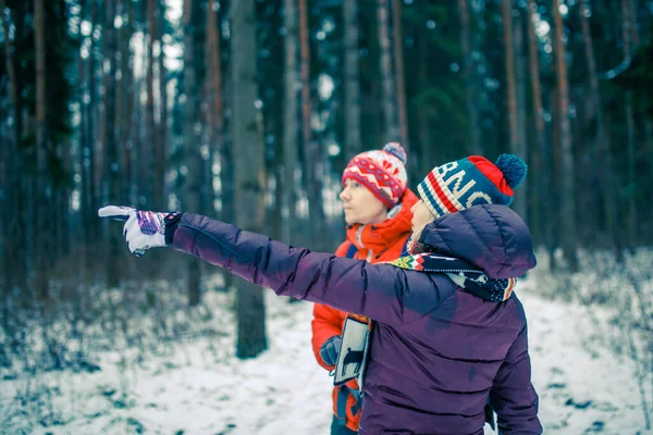 Bild Man Och Kvinna Som Visar Handen Framåt Vinterskogen Dagen — Stockfoto