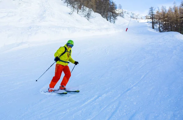 Imagem Homem Esportes Esquiando Encosta Nevada Durante Dia — Fotografia de Stock