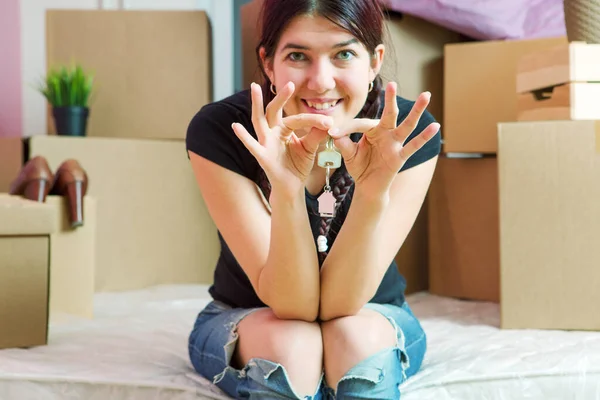 Foto Uma Jovem Morena Com Chaves Apartamento Contra Parede Branco — Fotografia de Stock