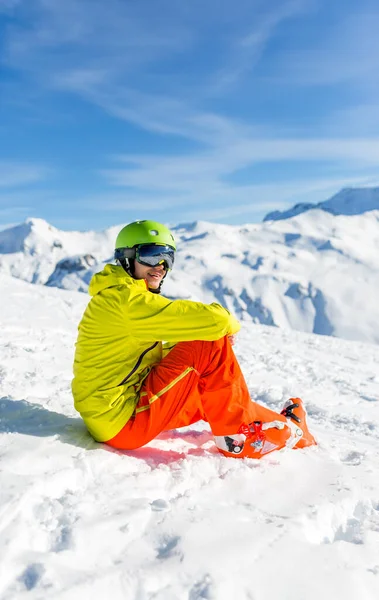 Image Sportive Man Wearing Helmet Wearing Yellow Jacket Sitting Snowy — Stock Photo, Image