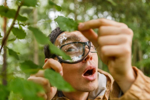 Immagine Giovane Botanico Con Lente Ingrandimento Nella Foresta Giorno Estate — Foto Stock