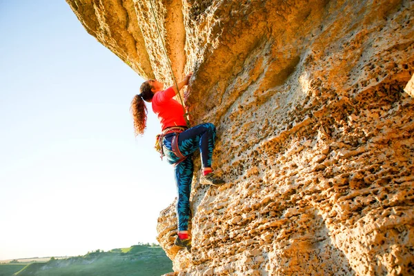 Kuva Kiharatukkainen Nainen Turisti Clambering Yli Rock Kesäpäivänä — kuvapankkivalokuva