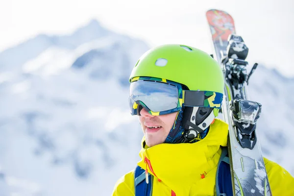 头戴钢盔 头戴滑雪板眼镜 背对着高山的照片 — 图库照片