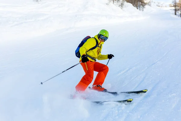 Beeld Van Een Skiër Een Besneeuwde Piste Overdag — Stockfoto