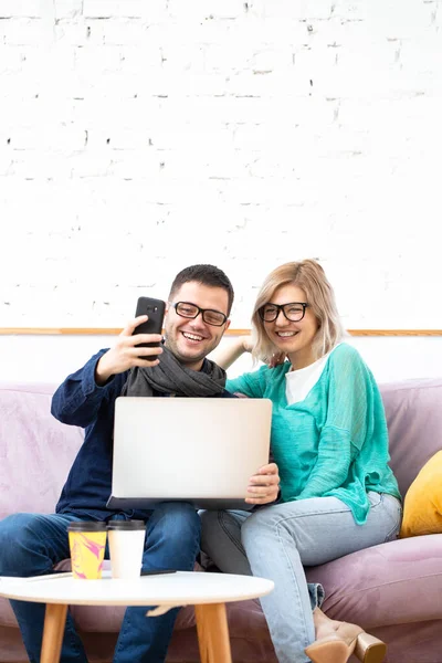 Los Amigos Sientan Sofá Charlando Usando Teléfono Inteligente Computadora Escritorio — Foto de Stock