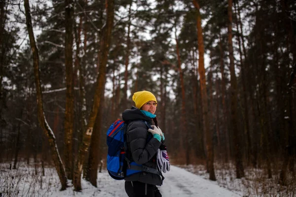 Vista Lateral Menina Com Mochila Floresta Inverno Tarde — Fotografia de Stock