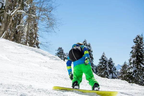 Foto Van Man Rijden Snowboard Van Besneeuwde Heuvel Winterdag — Stockfoto