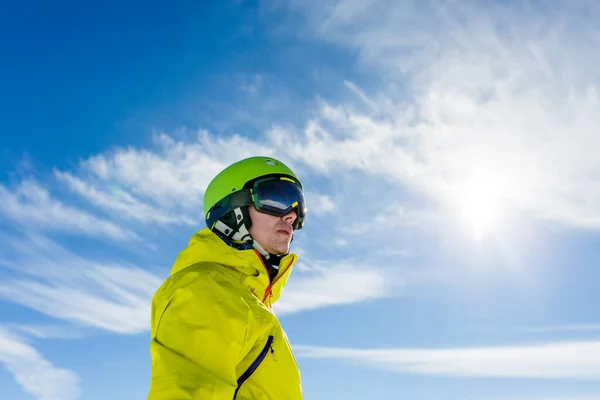 Fotografie Sportovního Muže Masce Helmě Proti Modré Obloze Během Dne — Stock fotografie