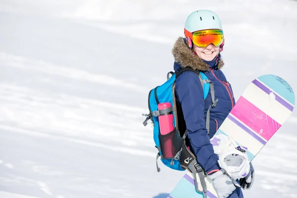 Beeld Van Vrouwelijke Atleet Met Helm Met Rugzak Snowboard Winterpark — Stockfoto