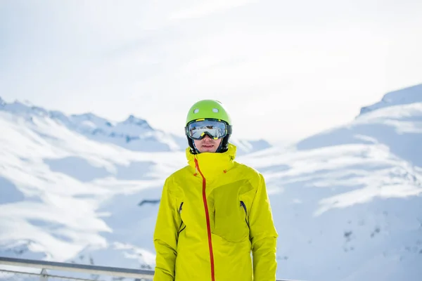 Beeld Van Sportieve Man Met Masker Helm Tegen Achtergrond Van — Stockfoto