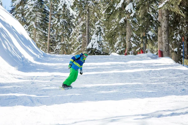 Imagem Homem Que Monta Snowboard Colina Nevada Dia Inverno — Fotografia de Stock