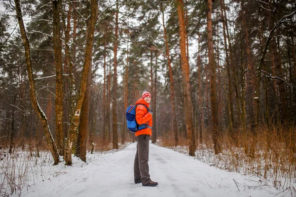 Imagem Homem Com Mochila Floresta Inverno Tarde Contra Fundo Árvore — Fotografia de Stock