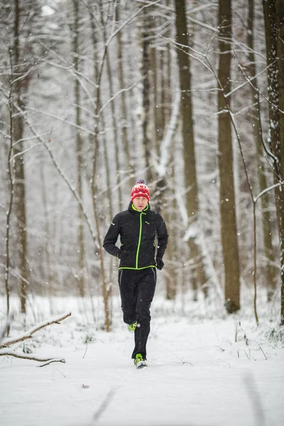 Foto Homem Sportswear Gorro Vermelho Fuga Floresta Inverno — Fotografia de Stock