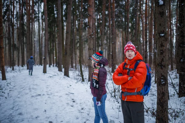 Foto Idrottsman Och Kvinna Stående Vinterskogen Dagen — Stockfoto